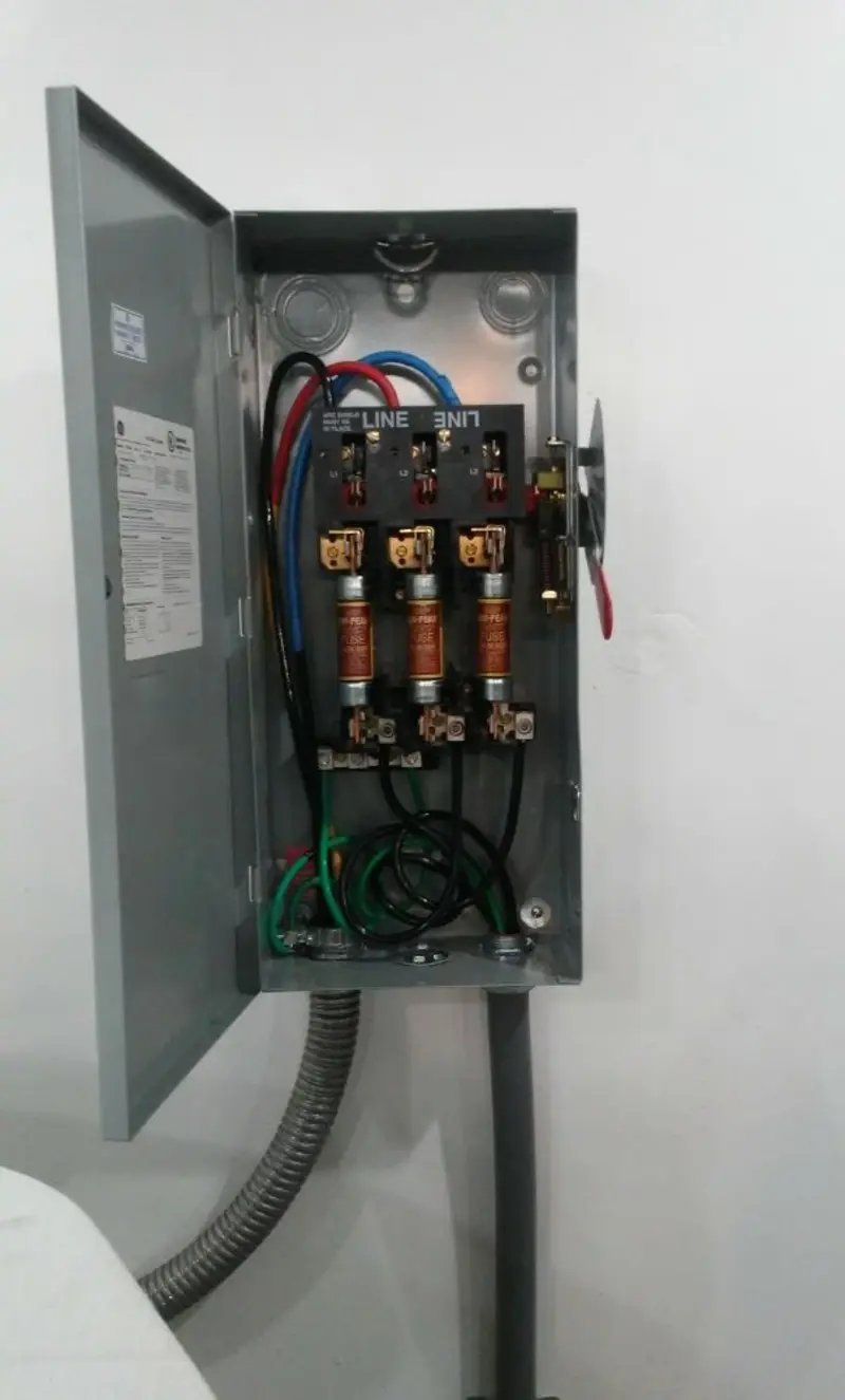 Three-phase disconnect switch installed for Smoke Detector Installation in Florin